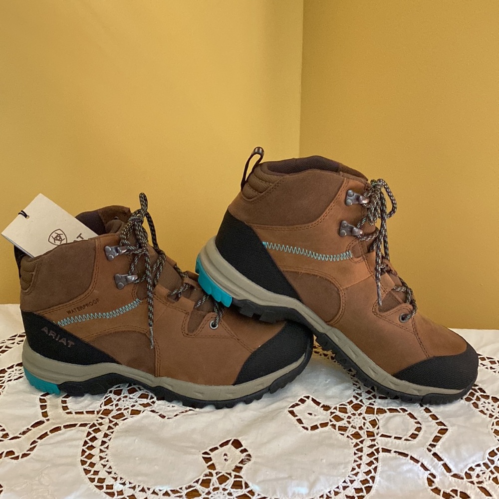 Price Cut! NWT Ariat Skyline H20 lace up waterproof boots Brown/teal. Womens 10.